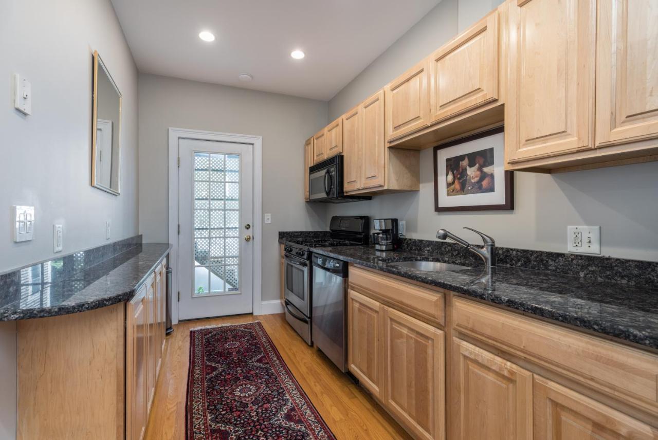 בוסטון Sunny Convenient Home W/ Private Patio! Easy Walk To Everything! מראה חיצוני תמונה